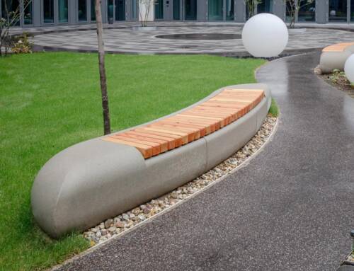 Geschwungene Betonbänke mit Holz – Müllerstraße, Berlin